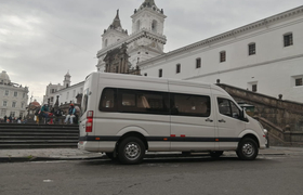 touristischer Kleinbus Marke Foton vor San Francisco Kirche in Quito