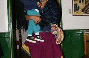 Cholomann mit Kind in Ecuador