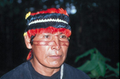 Mann mit Gesichtsbemalung in Ecuador