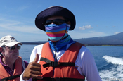 Fahrer eines Glasbodenbootes auf Galápagos