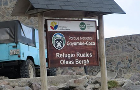 Hinweisschild der Berghütte auf dem Cayambe in Ecuador