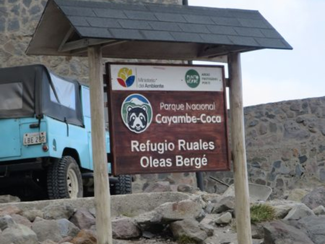 Hinweisschild der Berghütte auf dem Cayambe in Ecuador