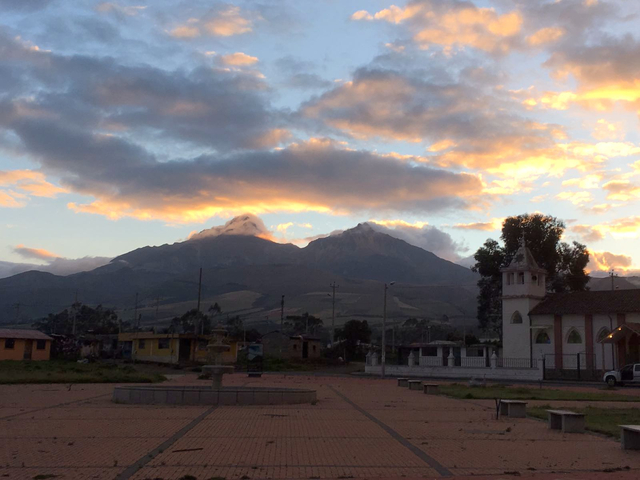 Blick von El Chaupi auf beide Illinizas in Ecuador