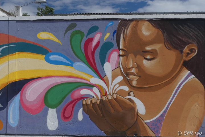 Mural Kind mit Wasser in Ecuador