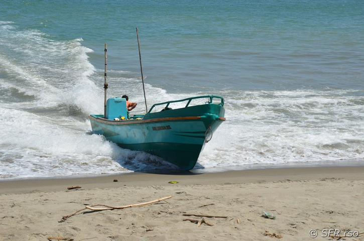 Boot aufladen am Strand in Ecuador