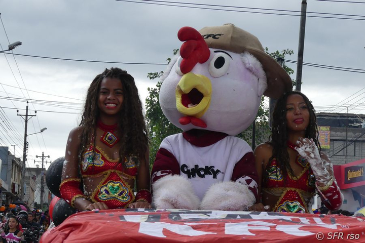 Karneval in Sangolqui Umzugswagen in Ecuador
