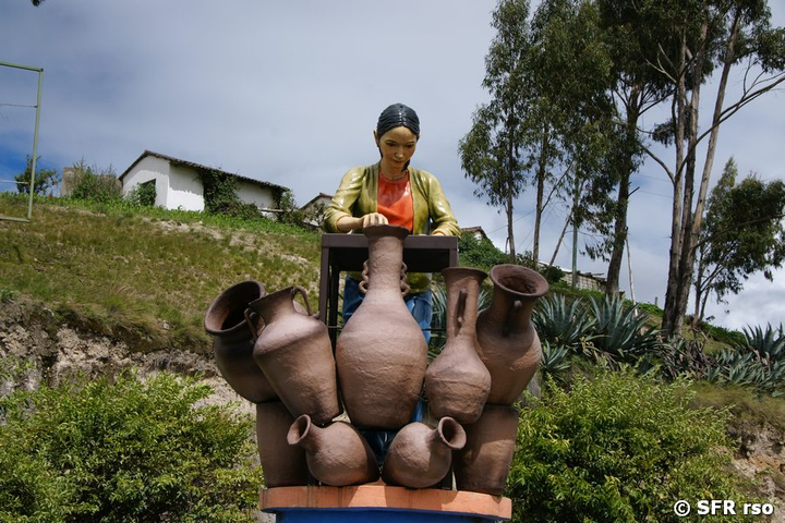 Pujili Statue Töpferin in Ecuador
