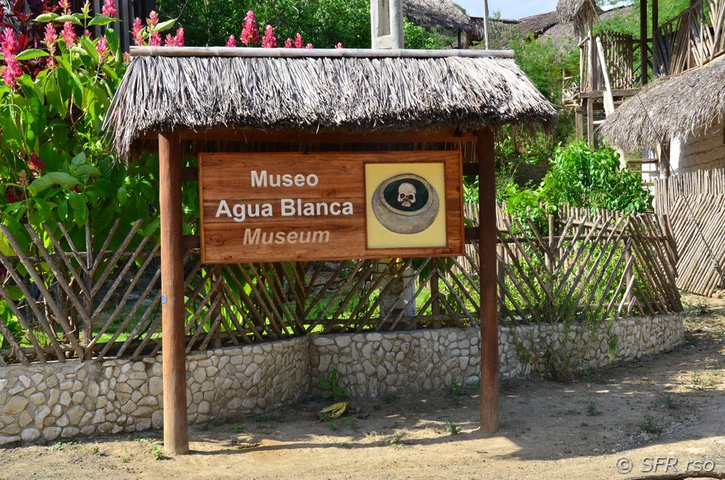 Schild vor Agua Blanca Museum , Ecuador
