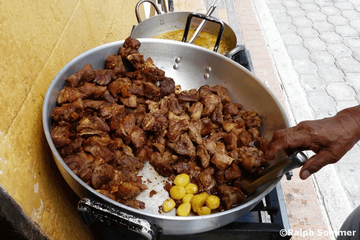 Frittiertes Schweinefleisch in Ecuador