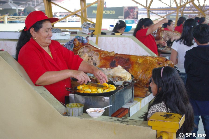 Schweinebraten auf Marktstand in Gualaceo, Ecuador