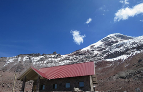 Blick auf die Whymperhütte am Chimborazo in Ecuador