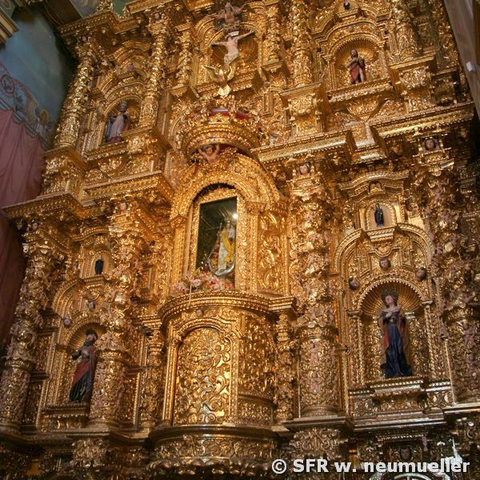 Altar in der Jesuitenkirche La Compania bei Quito, Ecuador