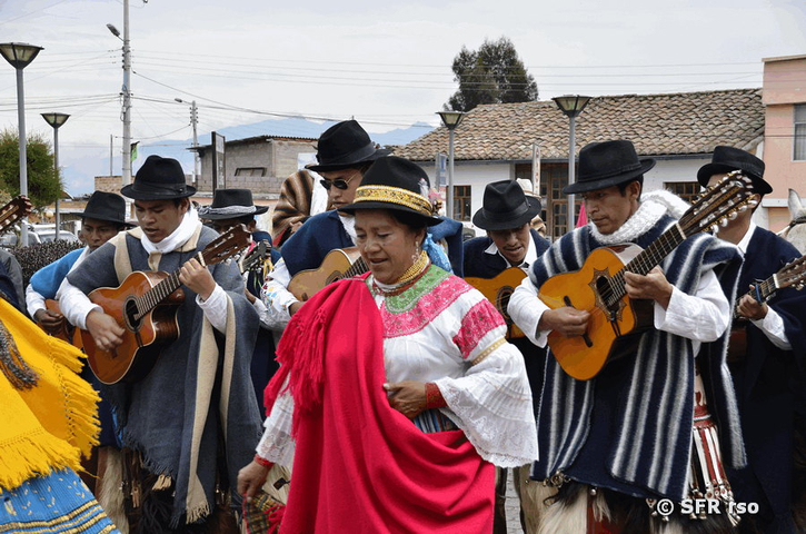 Gitarrenspieler mit Tänzerinnen in Ecuador