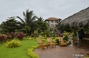Gartenanlage des Hotels Canoa Beach in Ecuador