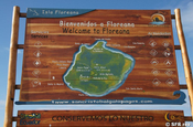 Willkommensschild auf Floreana, Galapagos