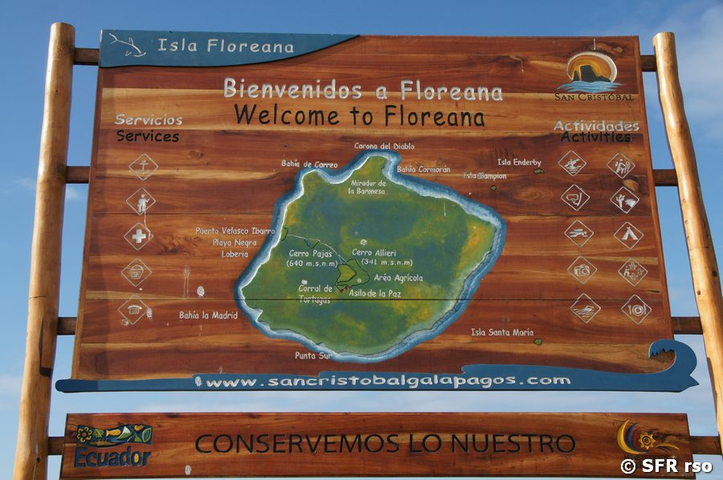 Willkommensschild auf Floreana, Galapagos