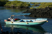 Touristenboot in Las Tintoreras, Galapagos