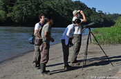 Birding mithilfe einer Kamera auf Stativ in Ecuador