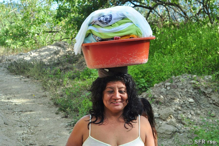 Frau mit Wäschekorb auf Kopf, Ecuador