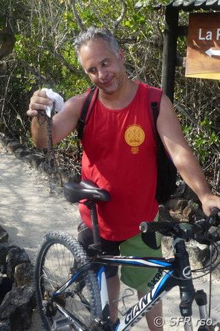 Kettenschaden beim Biking in Puerto Villamil, Galapagos
