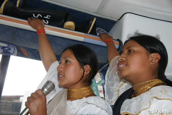 Otavalenas Quichua singend, Ecuador