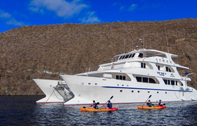 Galapagoskatamaran MC Tip Top V auf dem Wasser mit Kajaks