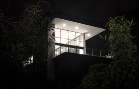 Scalesia Lodge bei Nacht