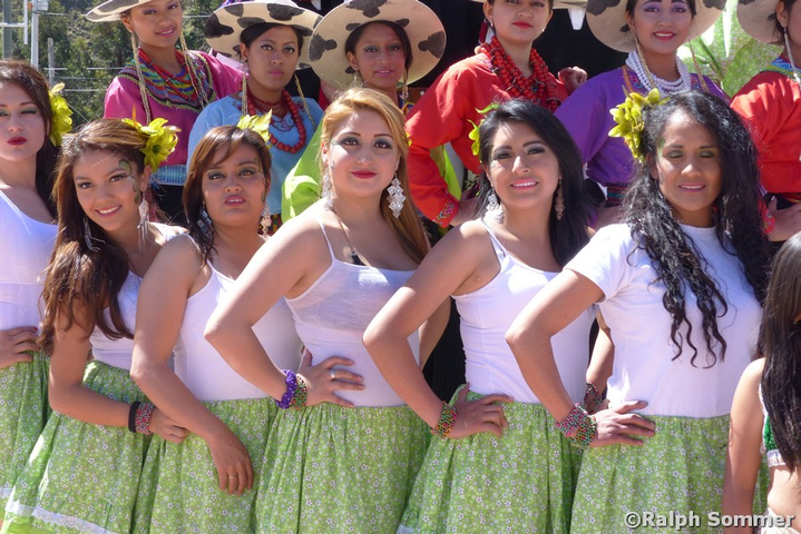 Tanzgruppe und Saraguros in Guamote  in Ecuador