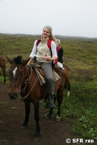 Zu Pferd am Vulkan Sierra Negro auf der Isabela Insel, Galapagos