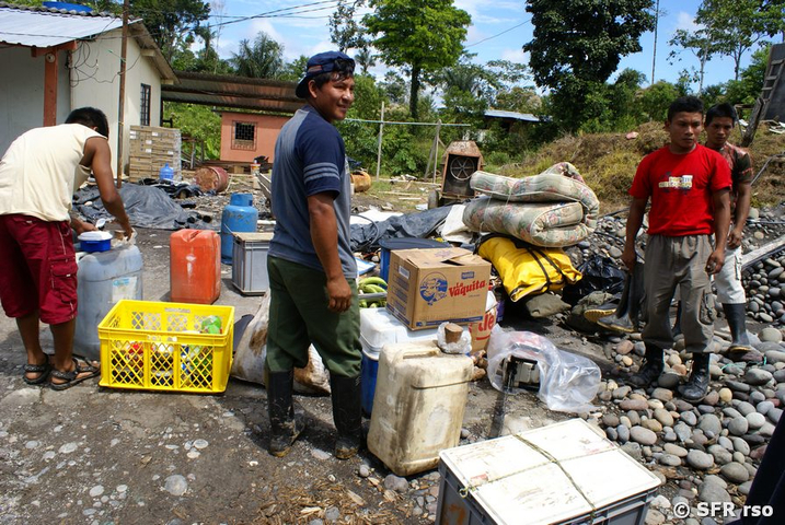 Proviant und Treibstoff am Río Napo im ecuadorianischen Urwald 