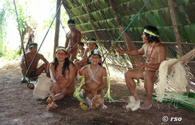 Huaorani in einer Hütte