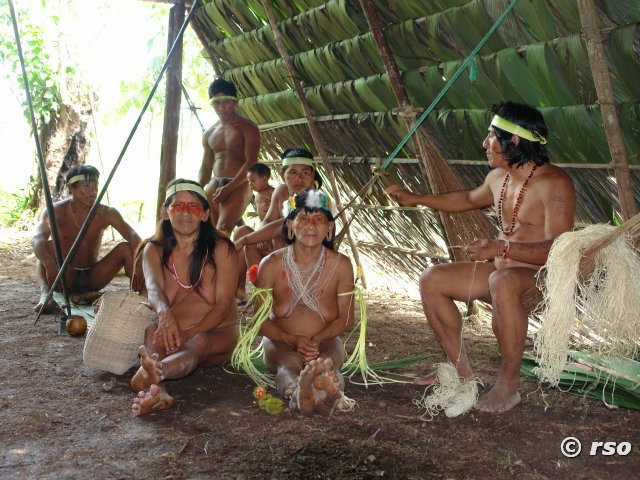 Huaorani in einer Hütte