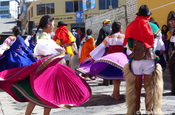 Cholitas und Chagra tanzend in Guamote in Ecuador