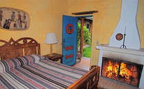 Doppelzimmer mit Kamin in der Hacienda Cusin