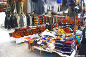 Kleiderabteilung auf Markt in Ecuador