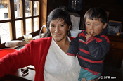 Mutter und Sohn in den Anden, Ecuador