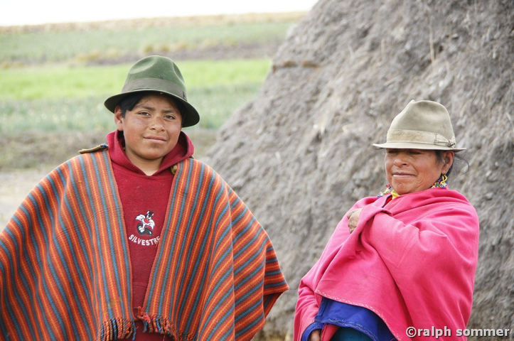 Mutter und Sohn vor Grashütte, Ecuador