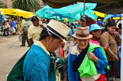 Beim Einkaufen auf dem Markt in Ecuador