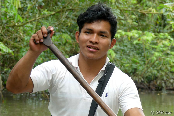 Indigener Fuehrer Jeison im Nationalpark Yasuni in Ecuador