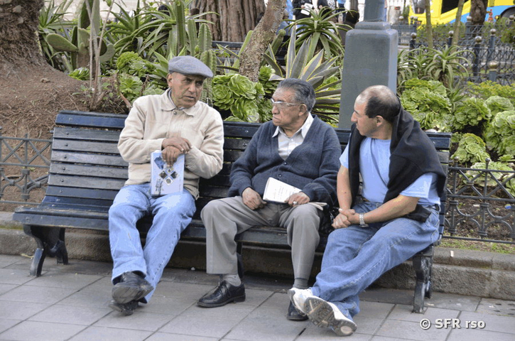 Männer auf Bank in Cuenca, Ecuador