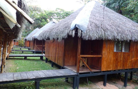 Hütten der Siona Lodge