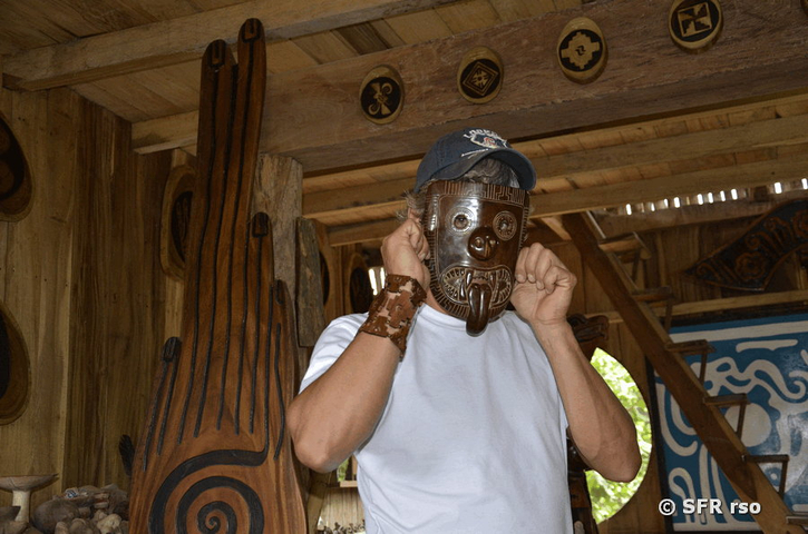 Jaguarmaske in der Werkstatt von Ricardo Alcivar in Ecuador