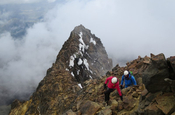 Kletterpartie an einem Felsen des Illiniza Nord in Ecuador