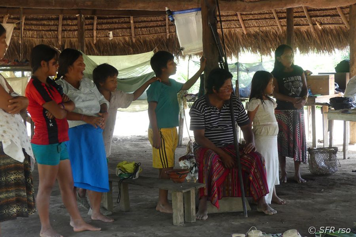 Hauptling mit Frauen und Kindern, Ecuador