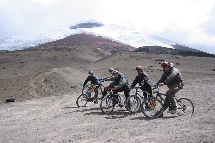 Downhill-Biker am Cotopaxi in Ecuador