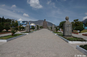 Allee zum Äquatordenkmal in Quito, Ecuador
