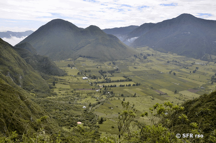 Pululahua Krater mit umliegenden Bergen in Ecuador