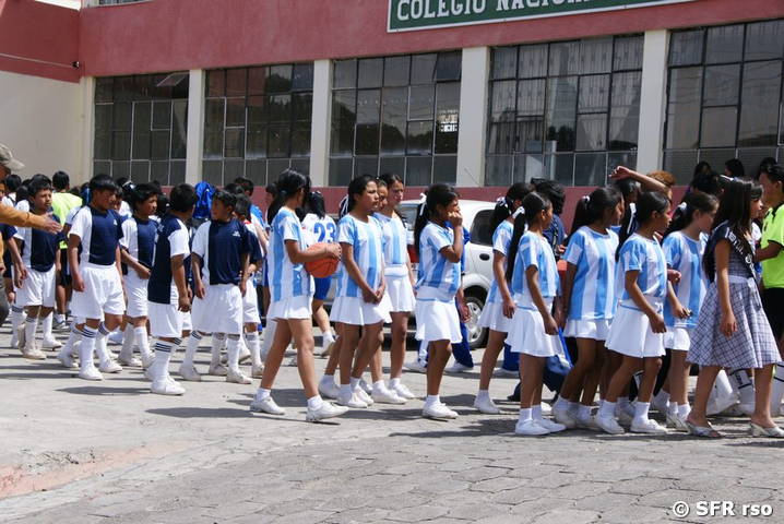 Mädchen in Schuluniform in Ecuador