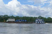 Frachten Transporter auf Rio Napo in Ecuador 
