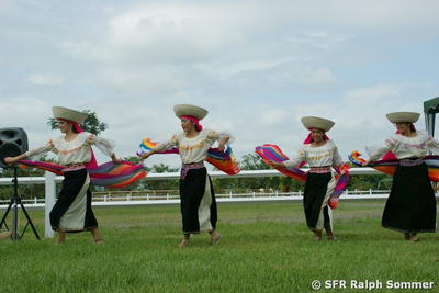Tanzende Puruha Frauen, Ecuador